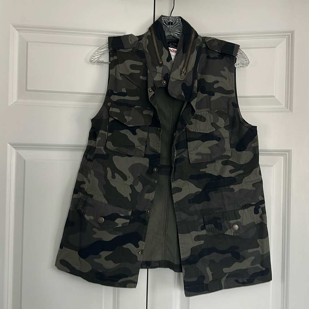 Love Tree Camo Vest Size Small